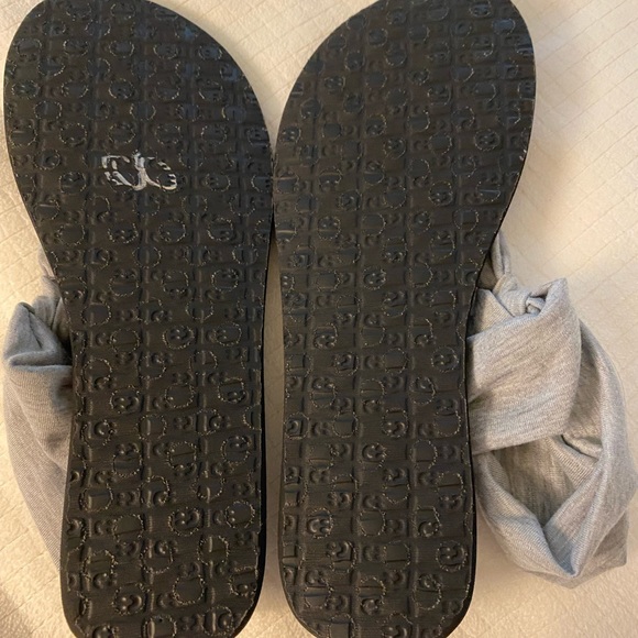 SANUK Yoga Sling “Ella” Sandals in Grey. Women’s size 7, New with Tags - Picture 12 of 13